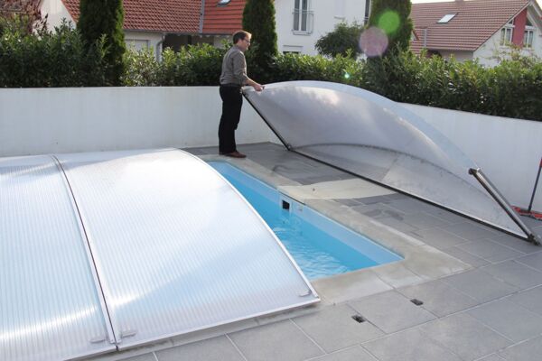 Ouvert en quelques secondes, en soulevant et en basculant le premier élément de l’abri vous accédez à la piscine.
