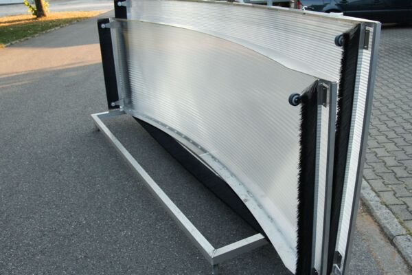 Complètement amovible: L’abri FlexiRoof peut être entièrement démonté et transporté en été. Le chariot de transport FlexiRoof permet de le faire sans effort.
