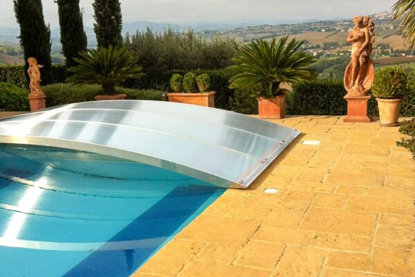 S'adapte à toutes les piscines, conception moderne sans rails ou profils de fixation gênants au bord du bassin.