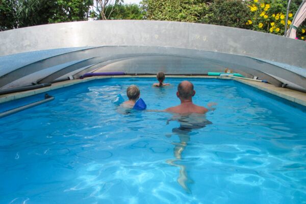 La natation avec un toit: Avec l’abri FlexiRoof, vous disposez de votre propre piscine intérieure. Le toit offre suffisamment d'espace pour nager dessous.
