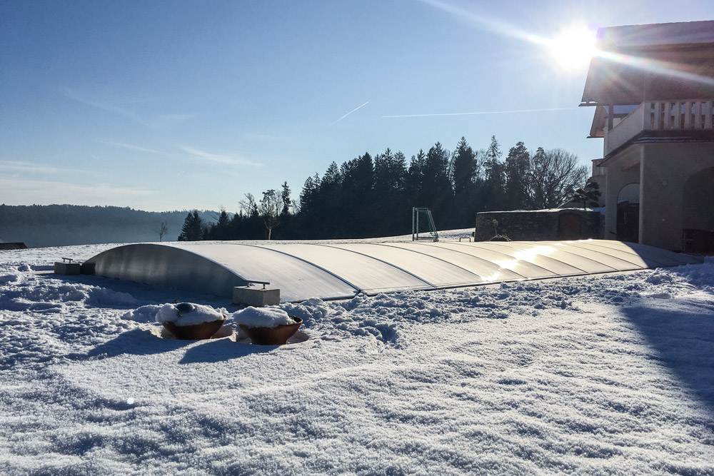 Protège votre piscine toute l'année. Protège en hiver lorsqu'il neige. Partiellement ou totalement amovible en été.