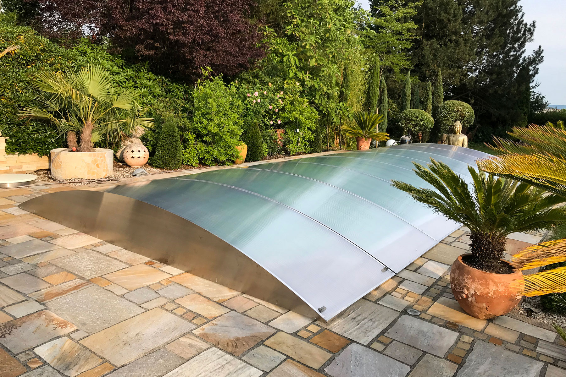 Abri / Couverture de piscine FlexiRoof sont plat, sans trace, facile et entièrement démontable