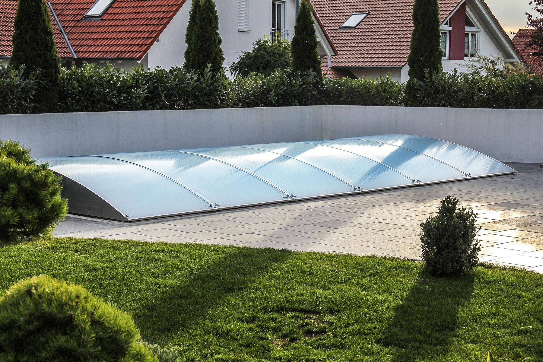 FlexiRoof Premium - Abri de piscine très fonctionnel et extrêmement stable pour une utilisation tout au long de l'année.